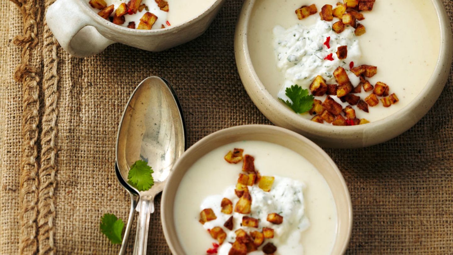 Selleriecremesuppe mit Koriandersahne und scharfen Kartoffelwürfeln Rezept