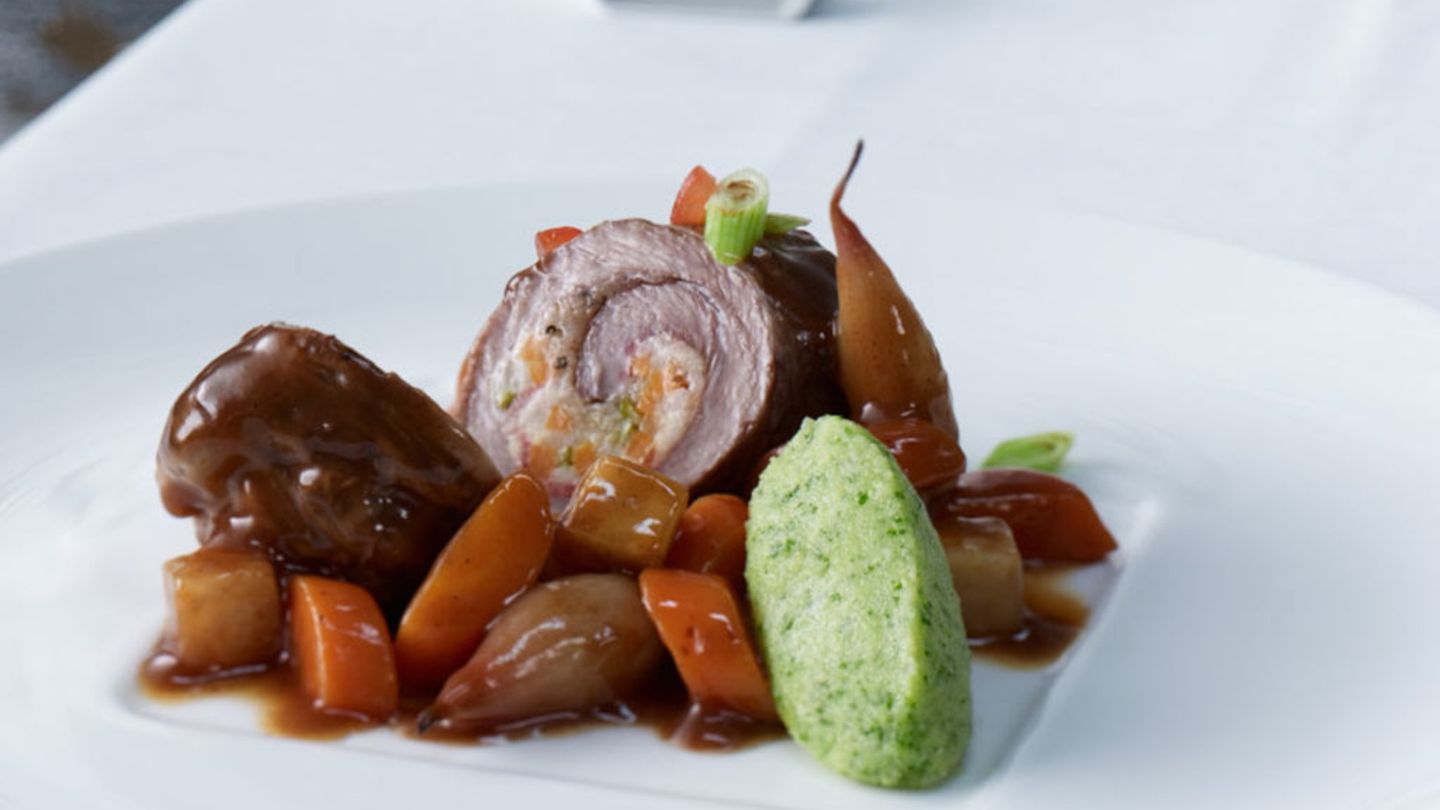 Geschmorte Roulade vom Kalbsbackerl mit Gemüse und Petersilien-Polenta Rezept