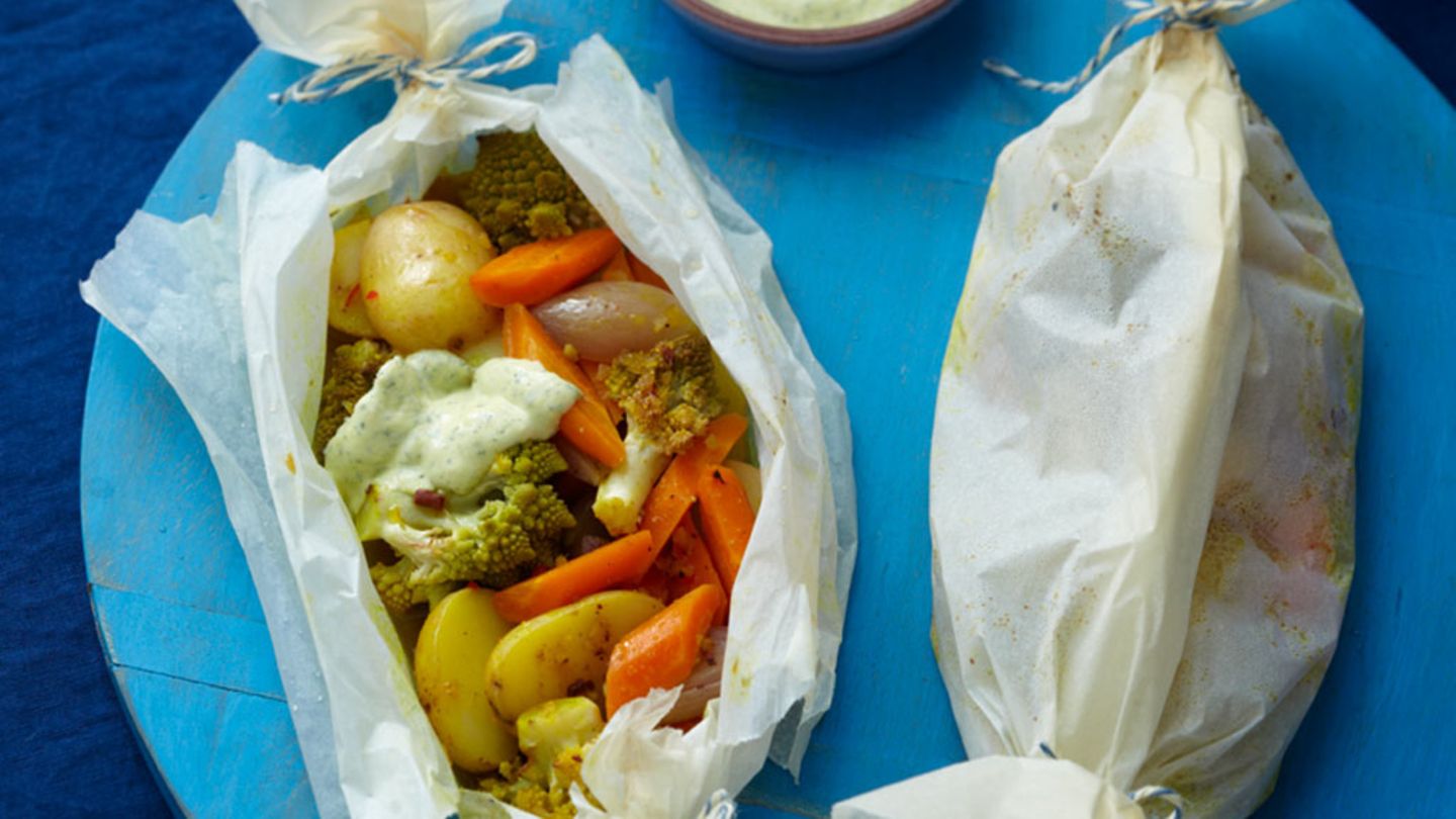 Würzige Kartoffel-Gemüse-Päckchen mit Mango-Joghurt Rezept