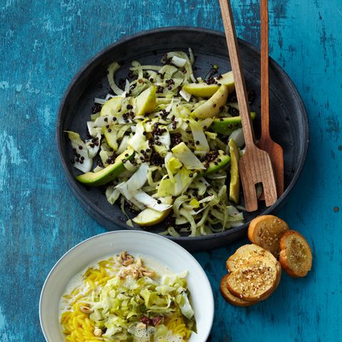 Linsen-Birnen-Salat mit Avocado und Brot-Chips