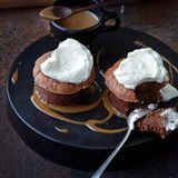 Schokoladen-Macadamia-Soufflés mit Karamellsauce