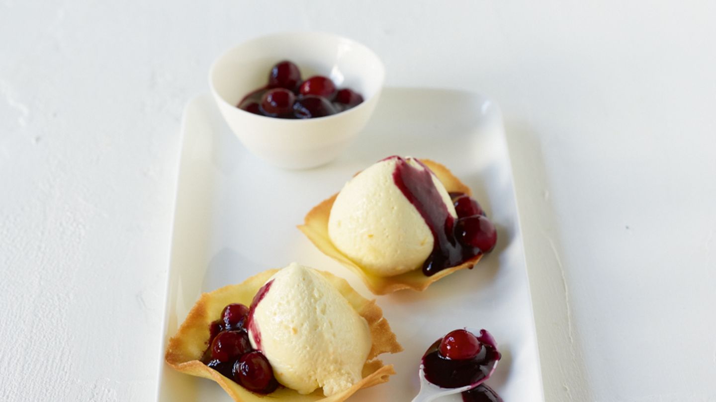 Weiße Schoko-Orangen-Mousse mit Cranberry-Sauce Rezept - [ESSEN UND ...