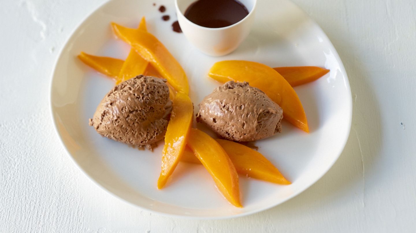 Dunkle Mousse mit Schokosauce und marinierter Mango Rezept