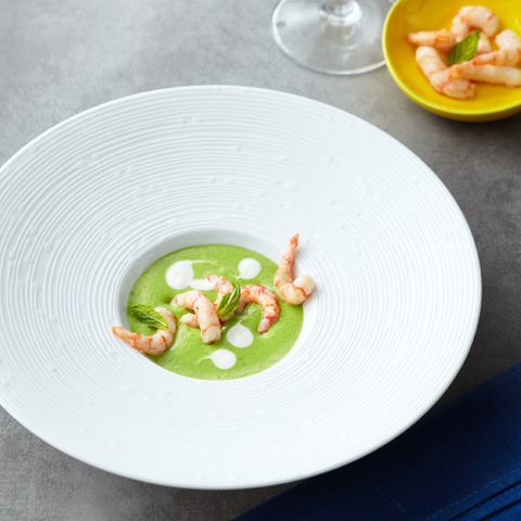 Kalte Erbsensuppe mit Garnelen