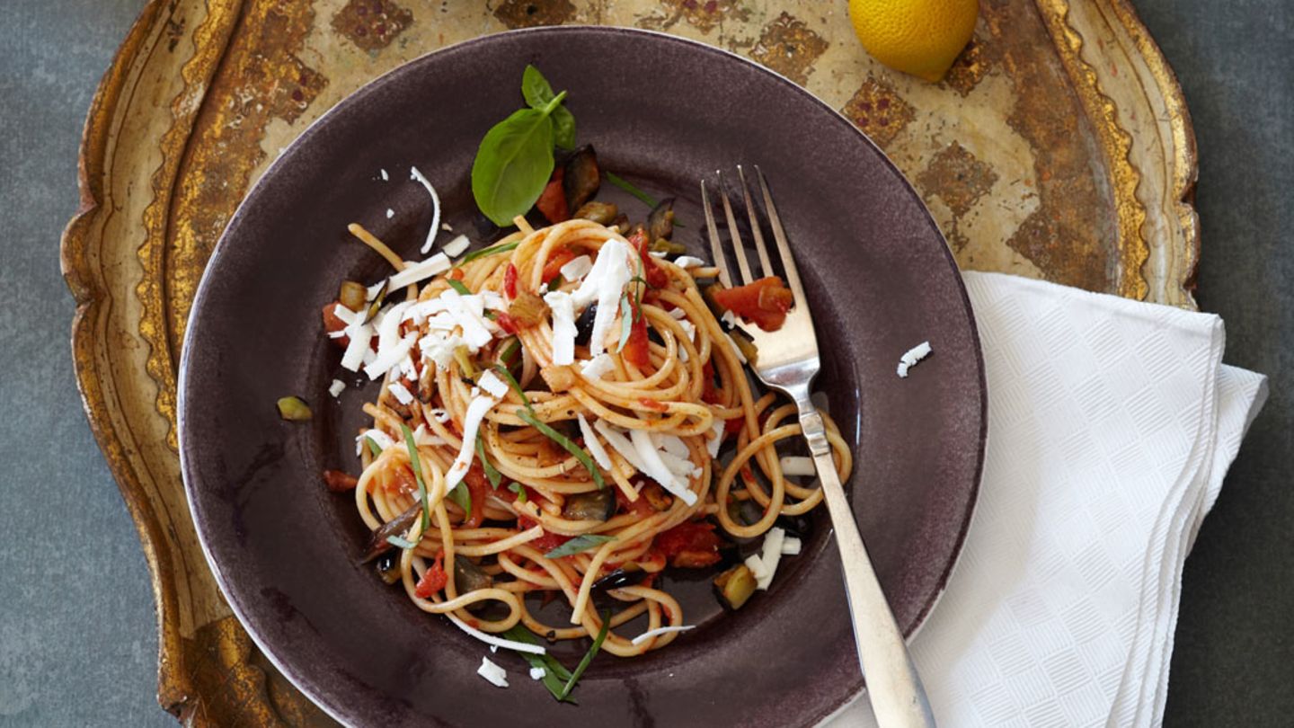 Spaghetti Mit Auberginen Und Ricotta („alla Norma“) Rezept - [ESSEN UND ...