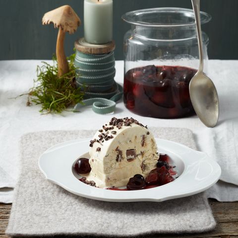 Mokka-Parfait mit Nougat und Rumtopf-Kompott
