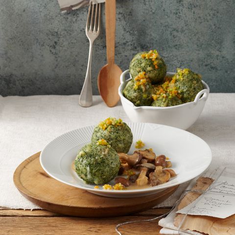 Spinatknödel mit Taleggio und Pilzrahmragout