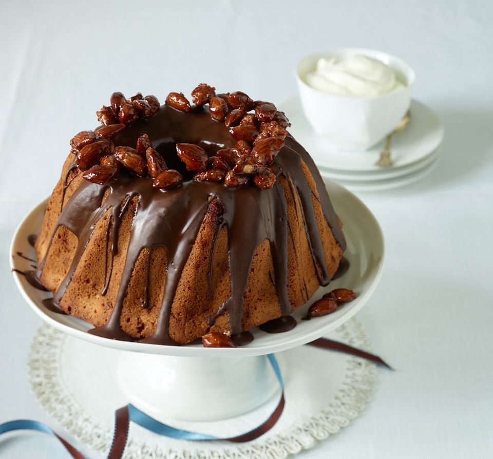 Ein Klassiker mit weihnachtlichem Dreh: Gugelhupf mit gebrannten Mandeln Ein Klassiker mit weihnachtlichem Dreh: Gugelhupf mit gebrannten Mandeln
