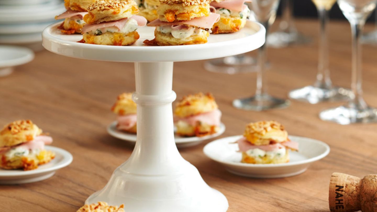 Cheddar-Scones mit Kräutercreme Rezept - [ESSEN UND TRINKEN]