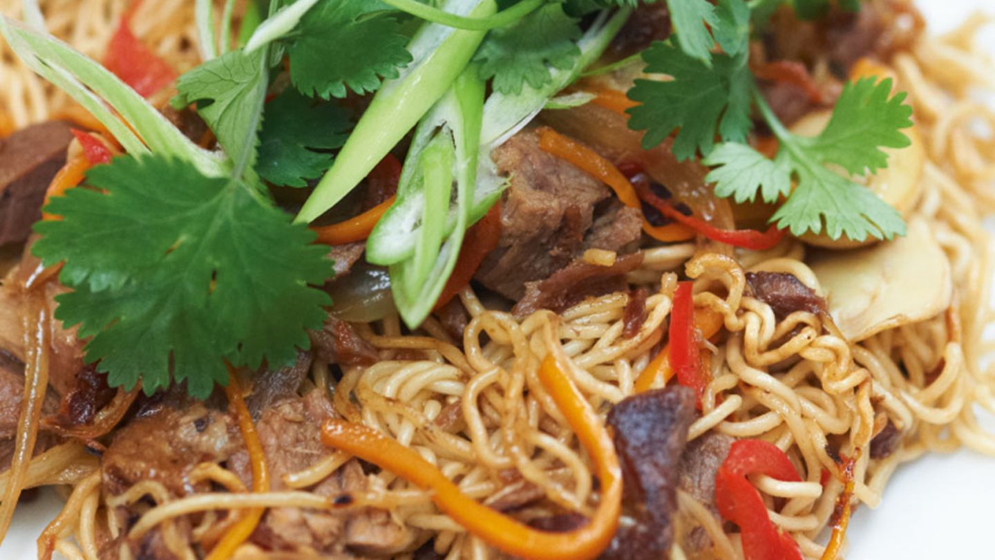 Asia-Nudelpfanne mit Gans Rezept
