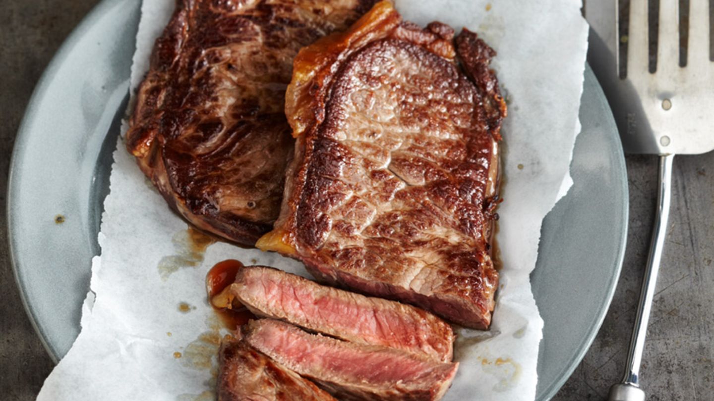 Rumpsteak mit Oliven-Sardellen-Butter Rezept - [ESSEN UND TRINKEN]