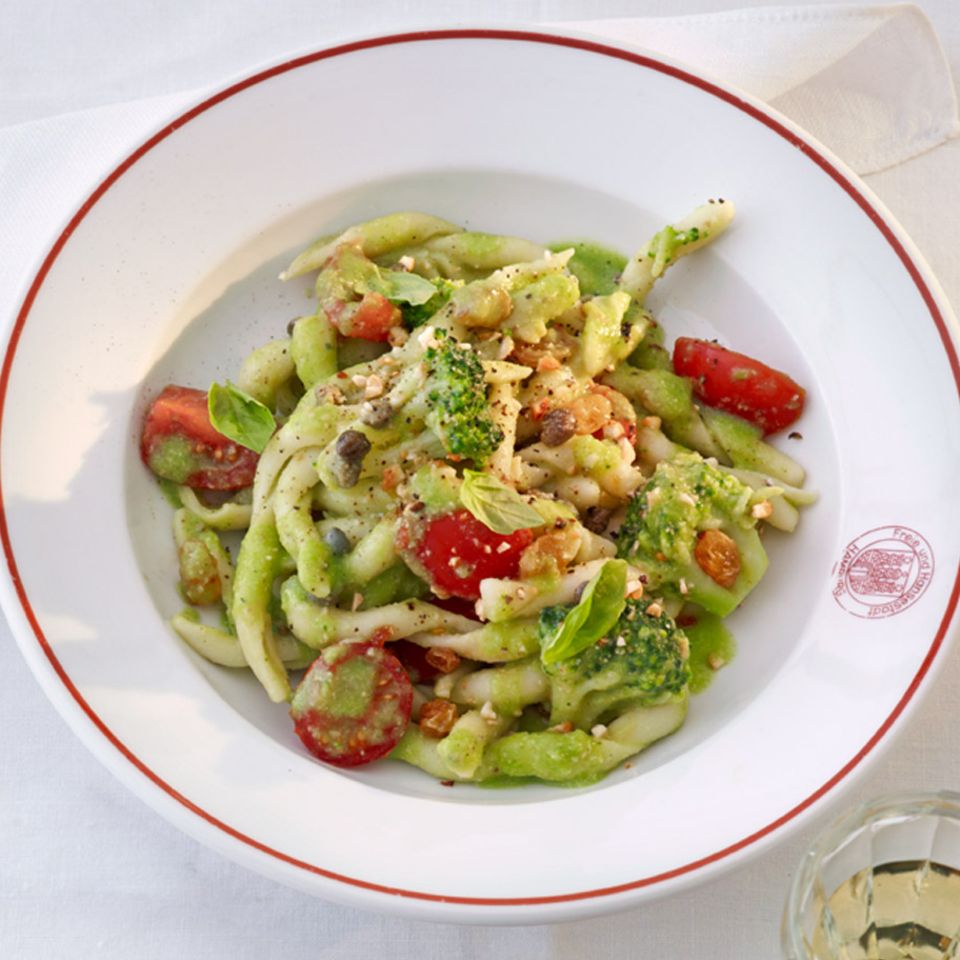 Von Sizilien: Fusilli mit Brokkoli und Mandeln Rezept - [ESSEN UND TRINKEN]