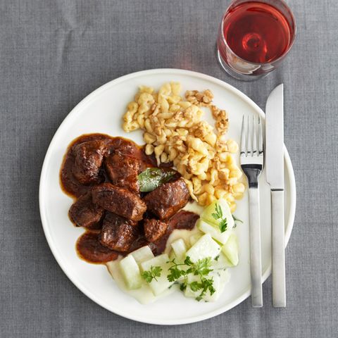 Wildgulasch mit Walnussknöpfle