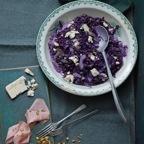 Rotkohl-Slaw mit Edelpilzkäse