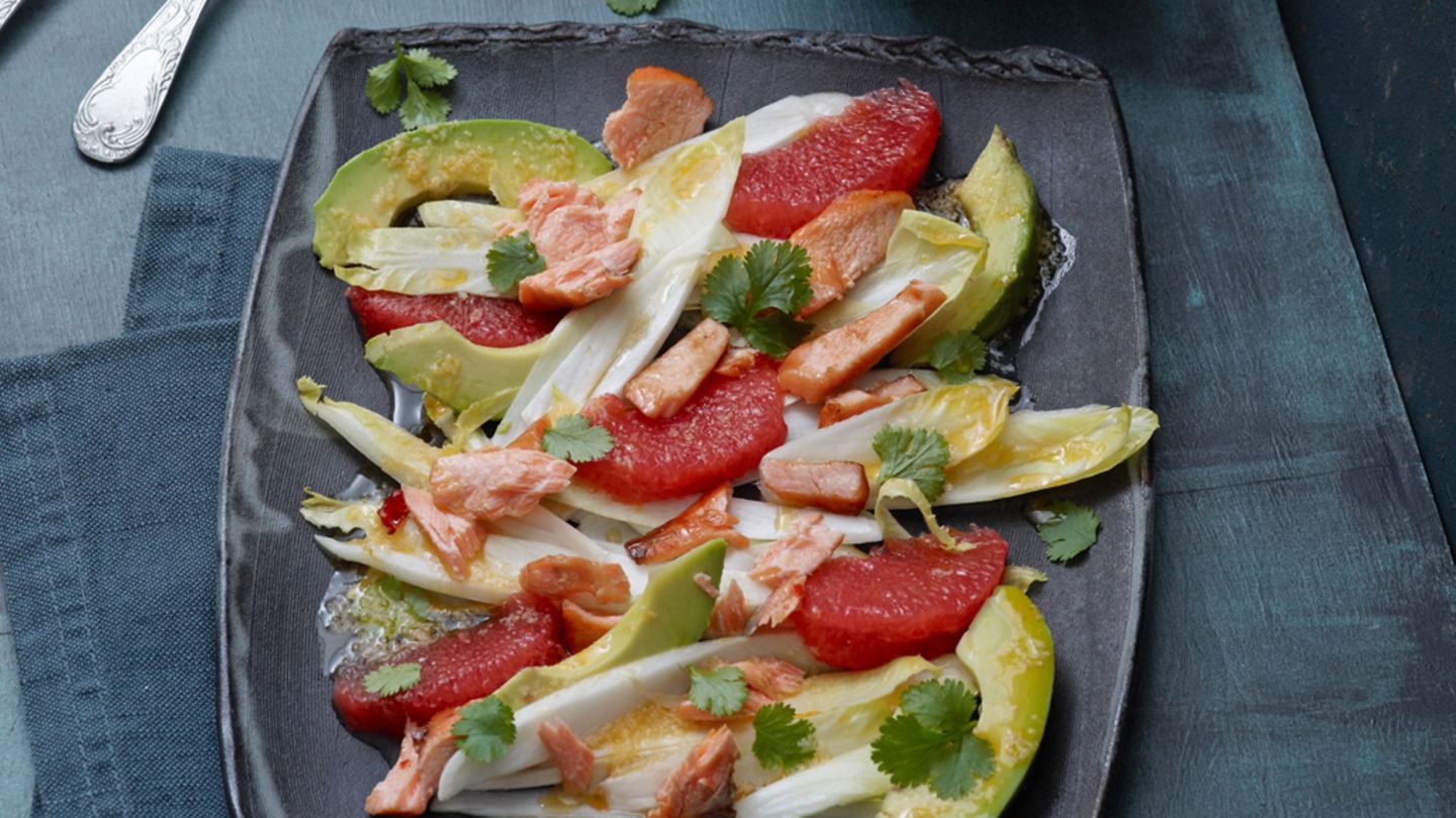 Chicorée-Salat mit Avocado und Lachs Rezept - [ESSEN UND TRINKEN]