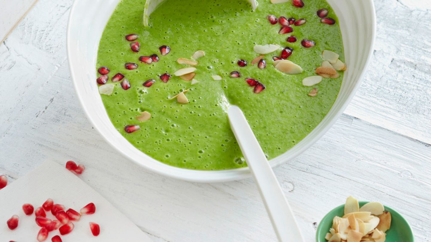 Grüne Petersilienwurzelsuppe mit Granatapfelkernen Rezept