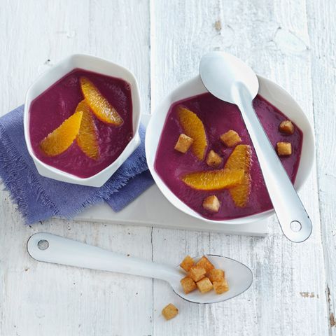 Rotkohl-Apfel-Suppe mit Zimt-Croûtons