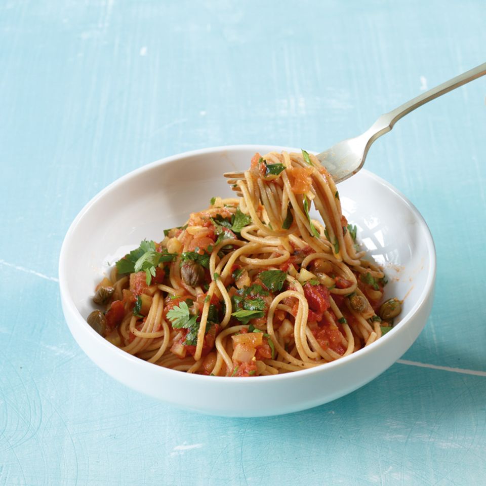 Spaghetti mit Tomaten-Kapern-Sauce