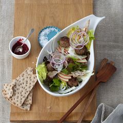 Preiselbeer-Hackbällchen mit Knäckebrot-Salat