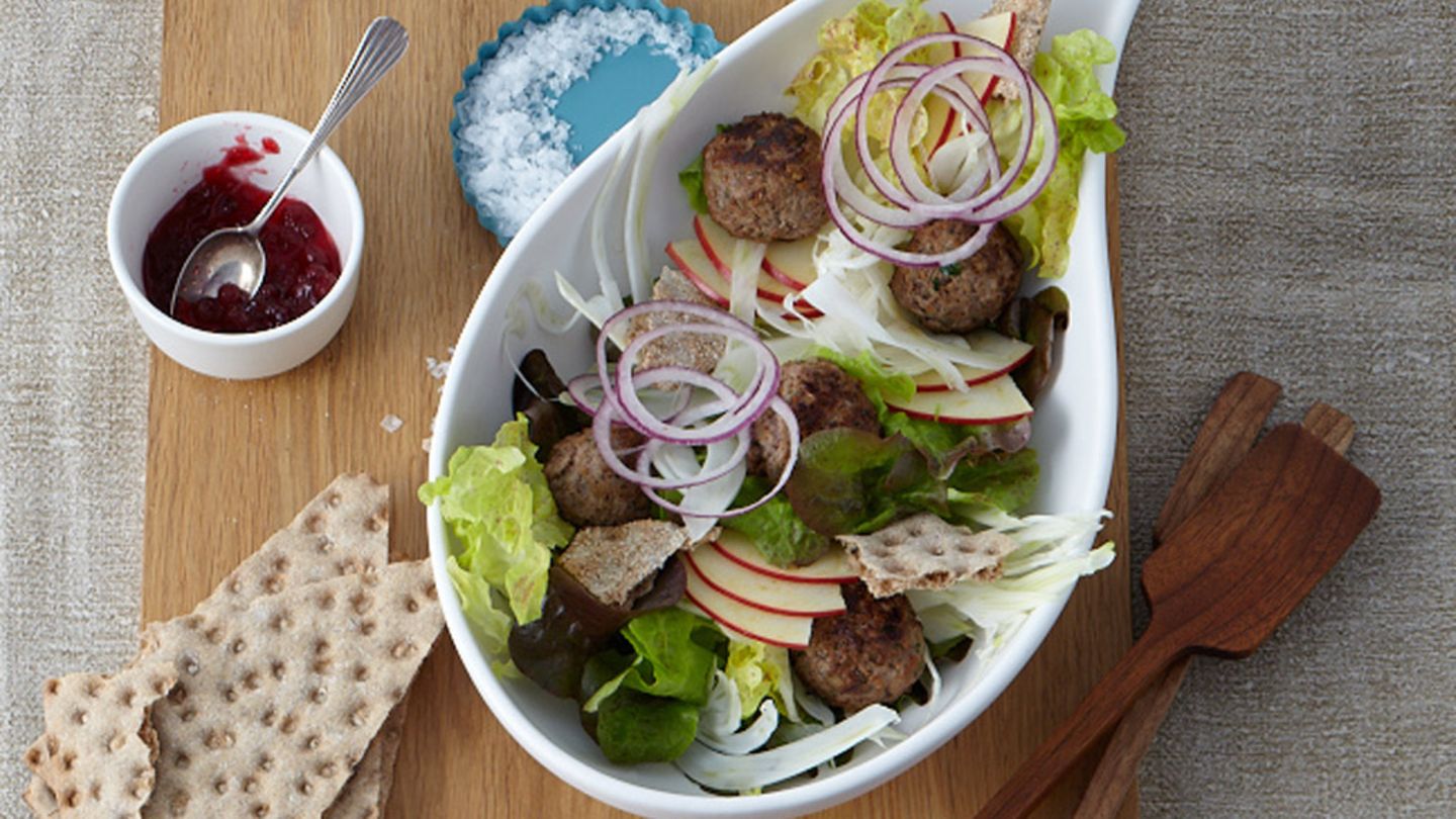 Preiselbeer-Hackbällchen mit Knäckebrot-Salat Rezept