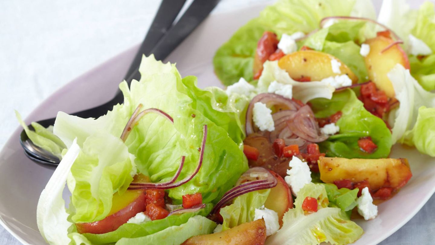 Salat mit gebratenem Apfel Rezept - [ESSEN UND TRINKEN]