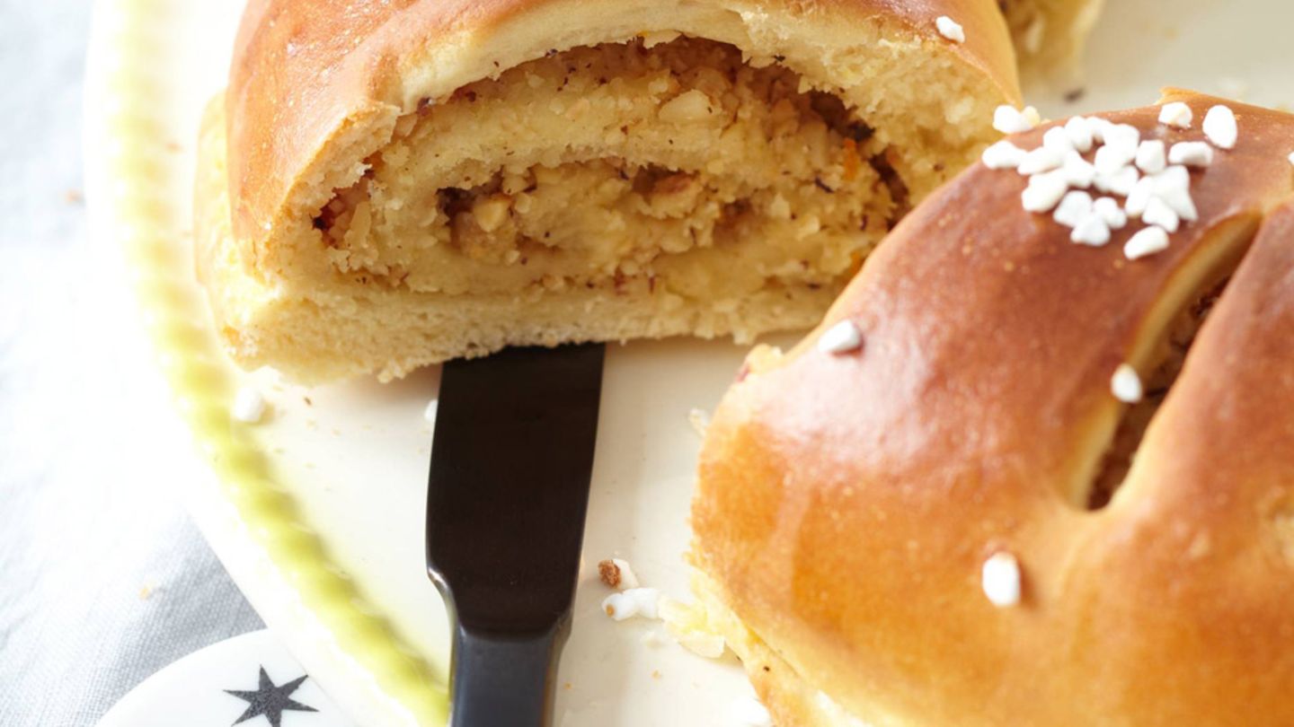 Osterkranz mit Haselnussfüllung Rezept - [ESSEN UND TRINKEN]