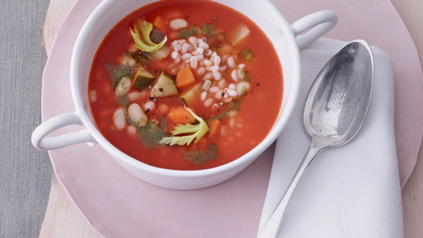 Graupen-Minestrone mit Cannellini-Bohnen und Pesto Rezept