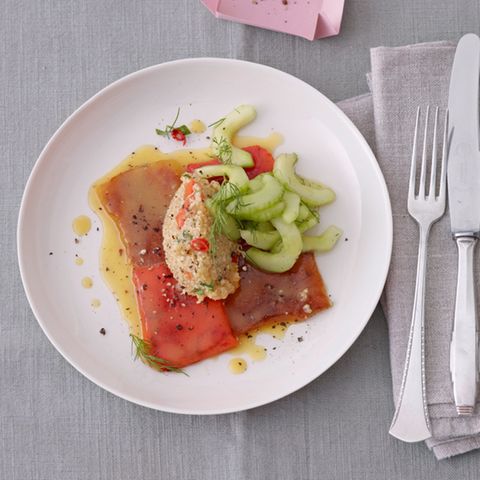 Quinoa-Salat mit gegrillter Paprika und Gurke