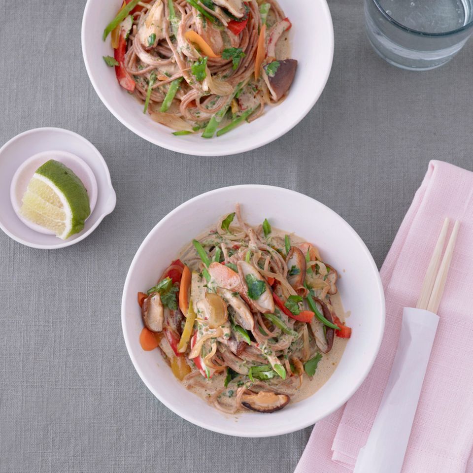 Dinkelnudeln Mit Wok Gemuse Und Kokosmilch Rezept Essen Und Trinken