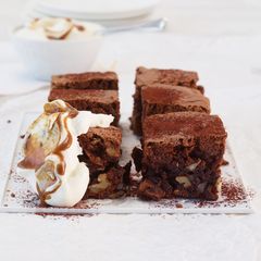 Nuss-Brownies mit Karamellsahne