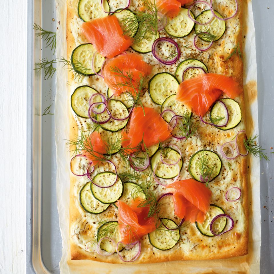 Zucchini Lachs Pizza Rezept Essen Und Trinken