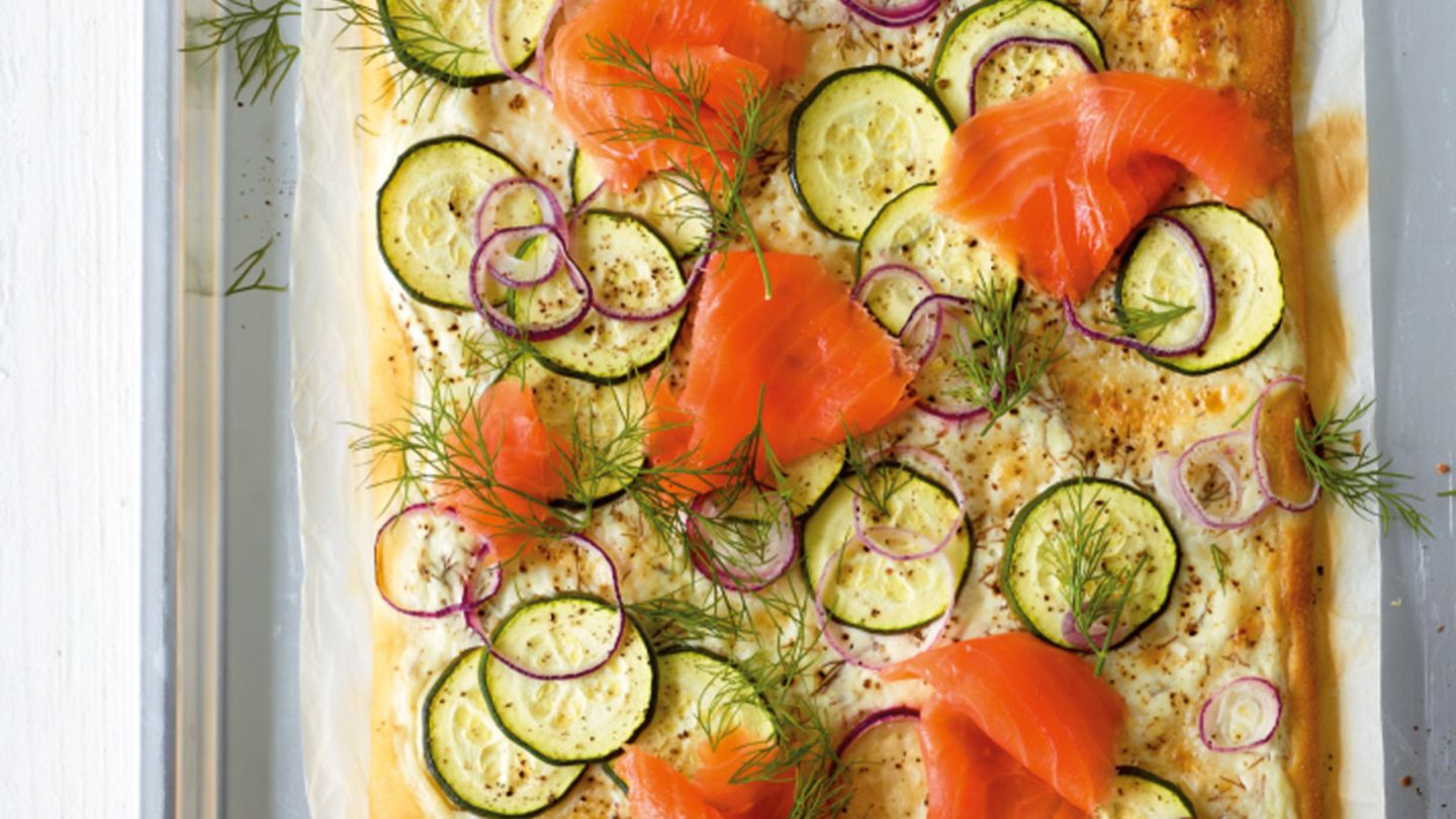 Zucchini Lachs Pizza Rezept Essen Und Trinken