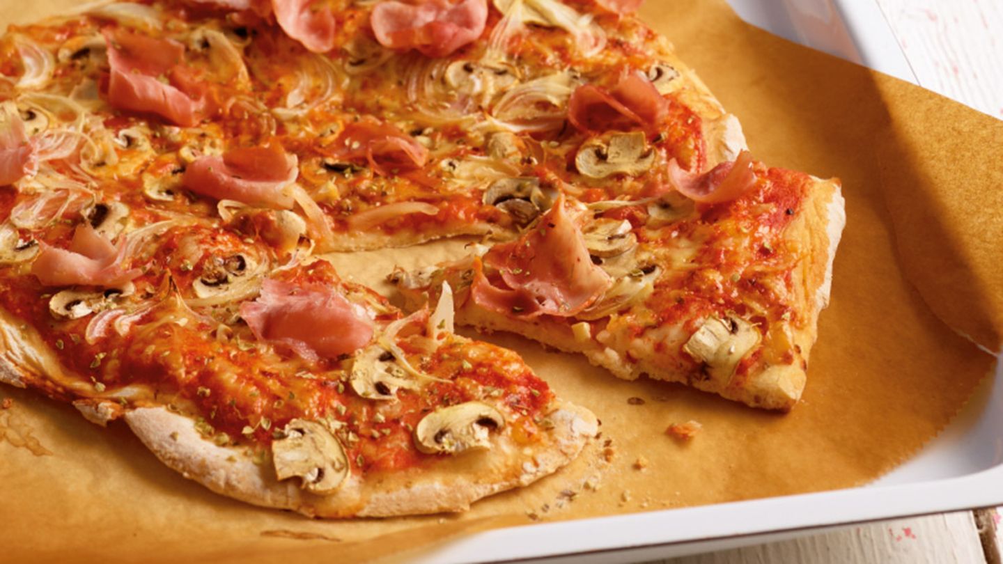 Schinken-Pilz-Pizza Rezept - [ESSEN UND TRINKEN]