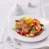 Gemüse-Blüten-Salat mit Schnitzel