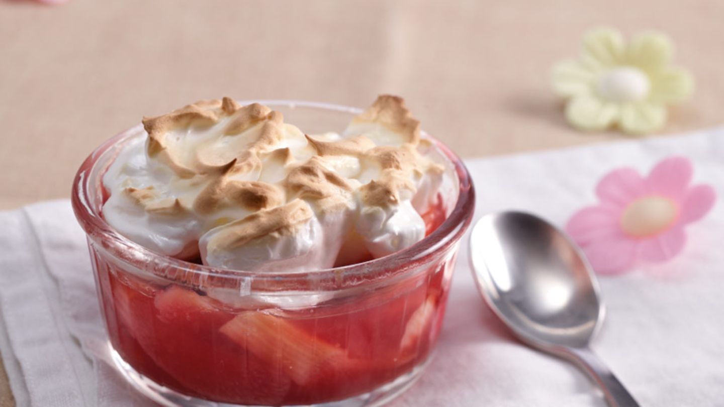Rhabarberkompott mit Baiser-Haube Rezept - [ESSEN UND TRINKEN]
