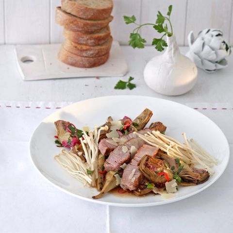 Kalbssteaks mit Artischockensalat