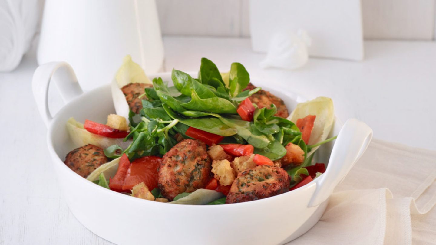 Brunnenkressesalat mit gebackenen Käsenocken Rezept - [ESSEN UND TRINKEN]