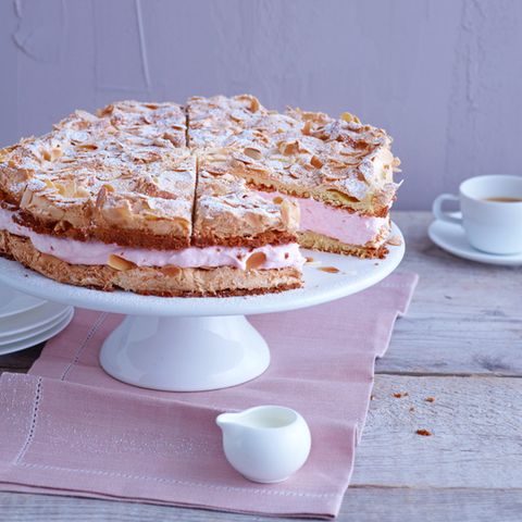 Rhabarbersahne-Torte mit Mandeln
