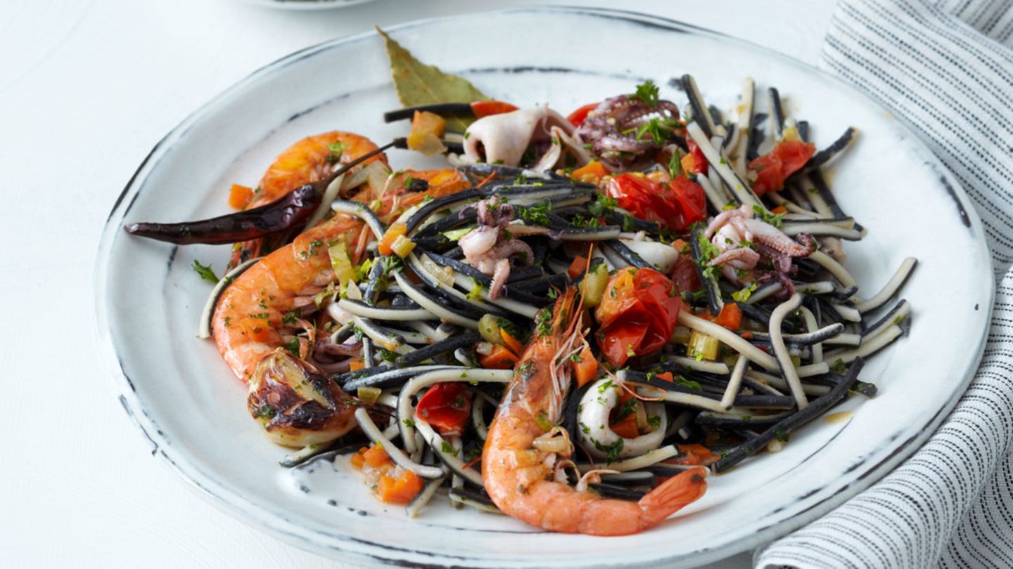„Kalamar“­Nudeln mit Garnelen Rezept