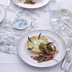 Knusprige Spargel-Quiches mit Mangoldsalat