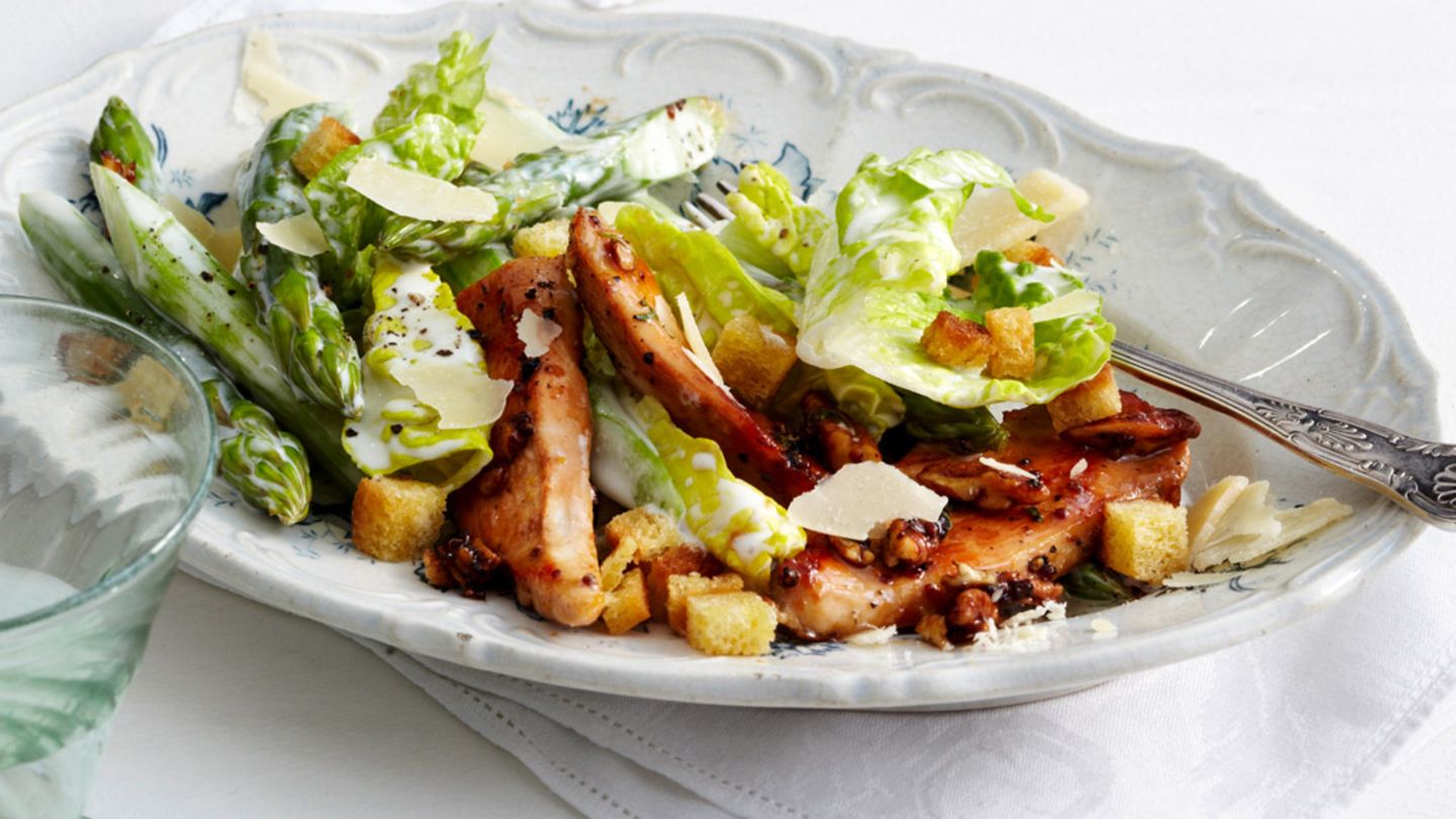 Grüner-Spargel-Caesar-Salad Rezept - [ESSEN UND TRINKEN]