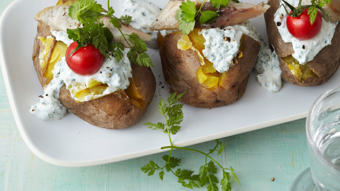 Ofenkartoffeln Mit Frankfurter Quark Und R Ucherfisch Rezept Essen Und Trinken