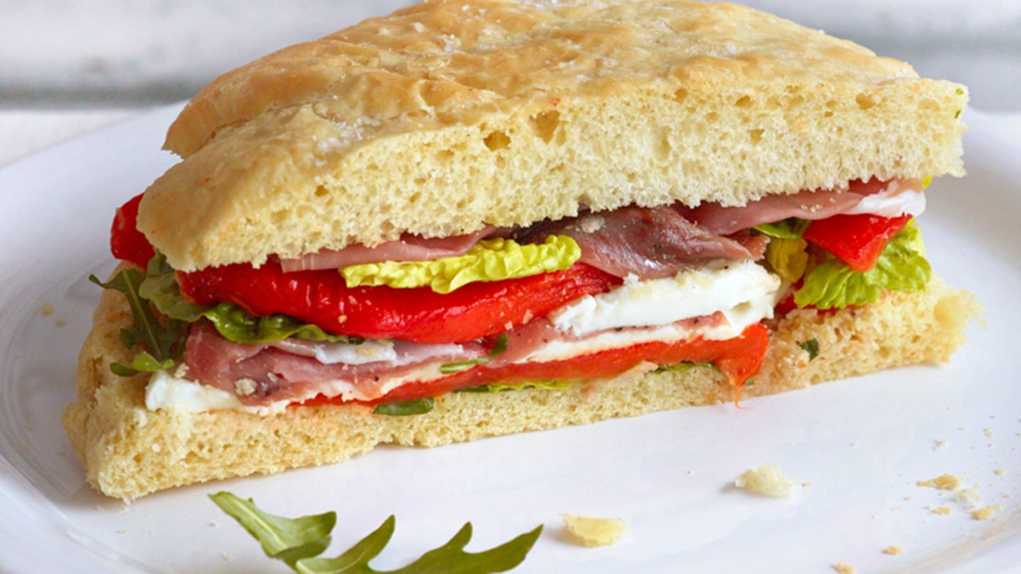 Focaccia mit Paprika und Büffelmozzarella Rezept