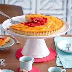Crostata mit Karamell-Ganache, Mango und Erdbeeren