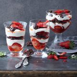 Vanille-Mousse mit Erdbeeren und Schoko-Mandel-Crossies