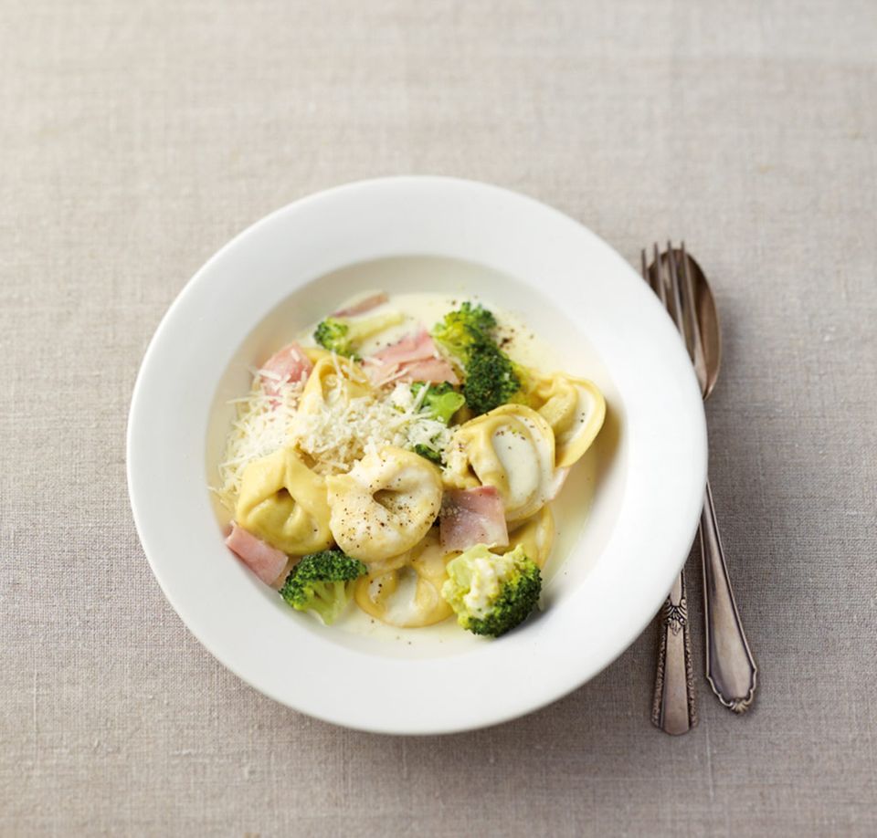 Tortellini mit Broccoli-Sahne-Sauce Tortellini mit Broccoli-Sahne-Sauce