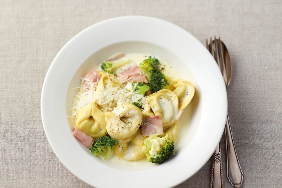 Tortellini mit Broccoli-Sahne-Sauce Tortellini mit Broccoli-Sahne-Sauce
