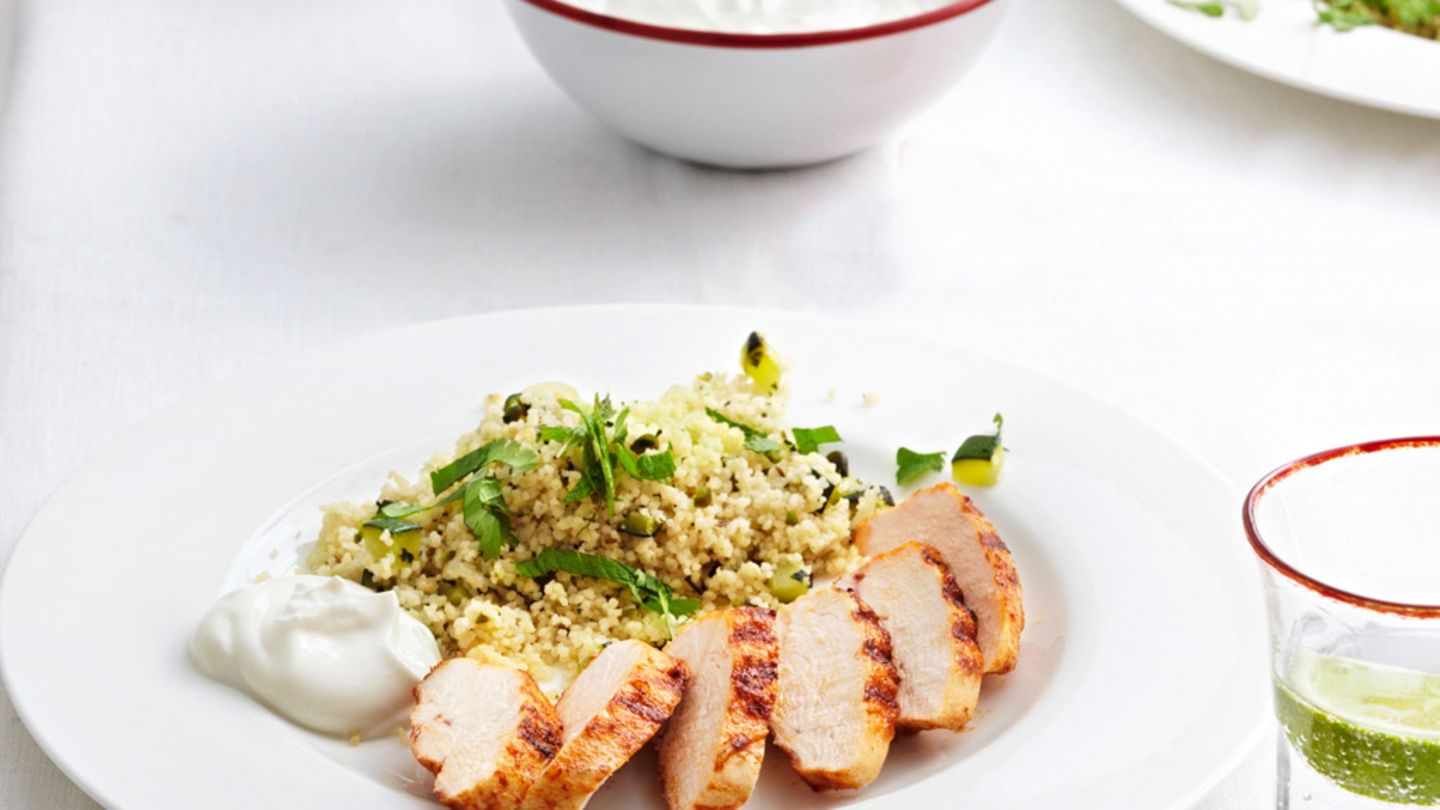Kräuter-Couscous mit scharfer Hähnchenbrust Rezept