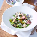 Muscheln und Calamari in Erbsensauce