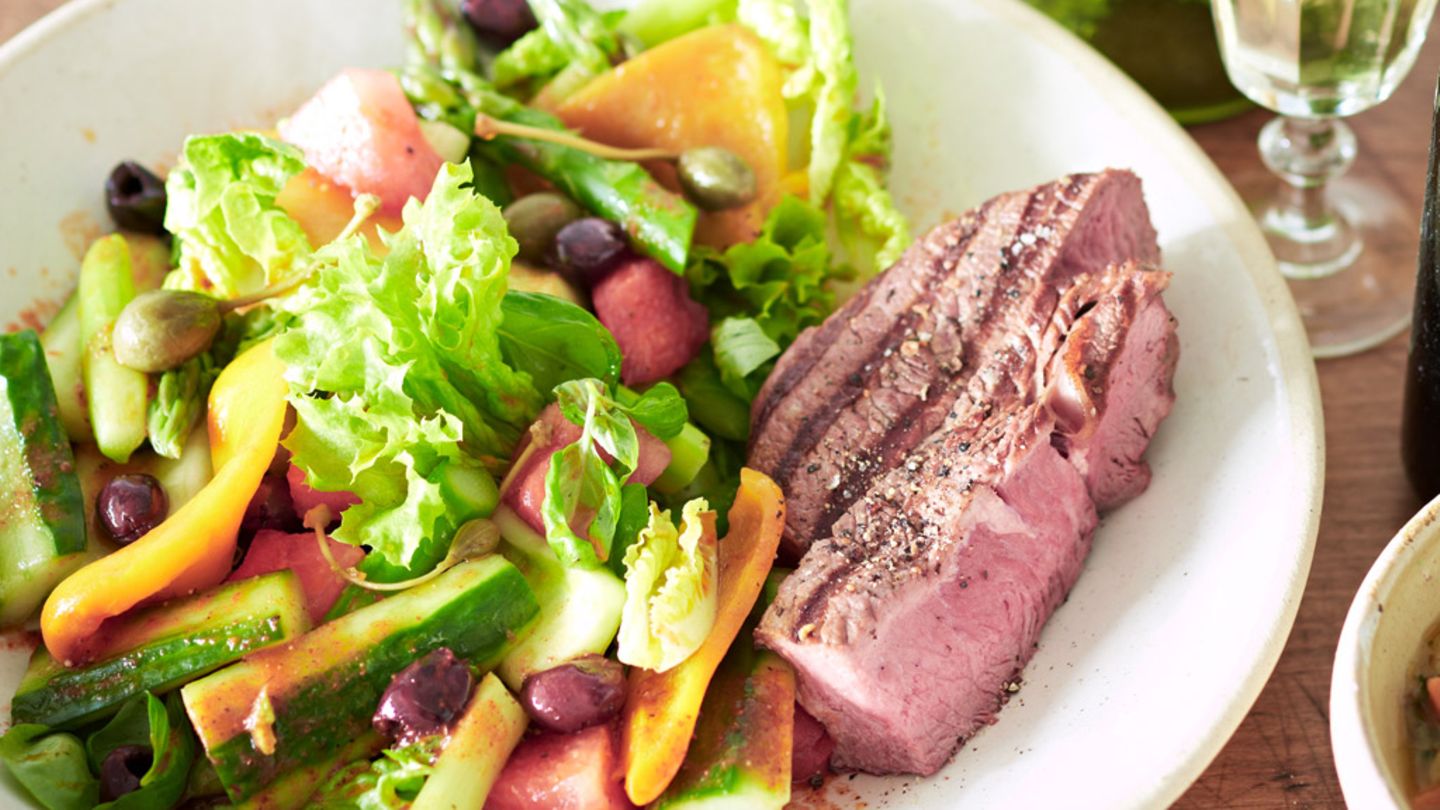 Gemüsesalat mit Harissa-Dressing und Rinderhüfte Rezept